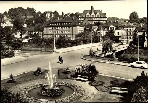 Ak Elsterberg im Vogtland, An der August-Bebel-Brücke, Springbrunnen