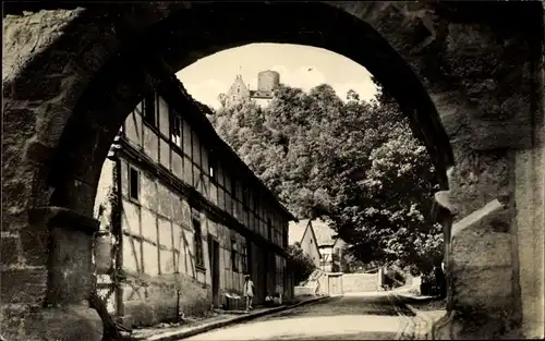 Ak Treffurt an der Werra, Burg Normannstein, Blick durch Torbogen