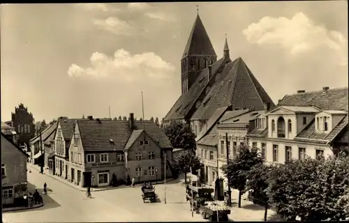 Ak Grimmen in Mecklenburg Vorpommern, HO Eisenwaren Geschäft, Kirche