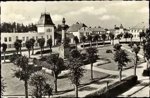 Ak Putbus auf der Insel Rügen, Marktplatz mit HO-Gaststätte Deutsches Haus, Denkmal, Park