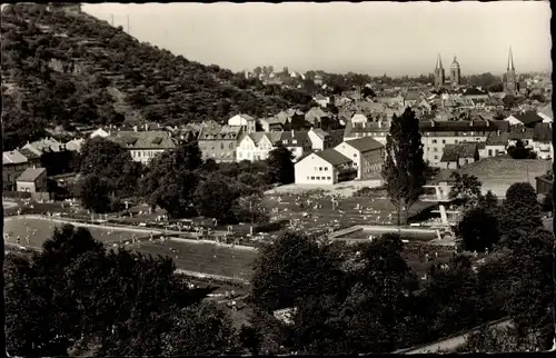 Ak Neustadt an der Weinstraße, Blick auf das Freibad, Panorama, Kirchturm