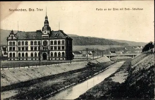 Ak Neunkirchen (Bezirk Trier) im Saarland, Partie an der Blies mit Bach-Schulhaus, Brücke