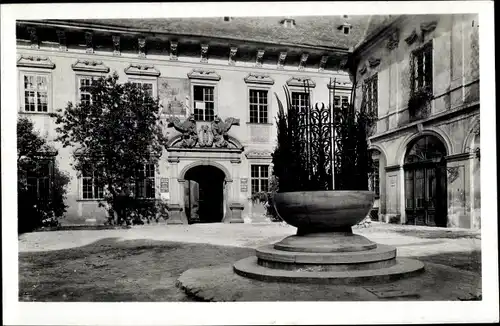 Ak Brno Brünn Südmähren, Hof im alten Landhaus