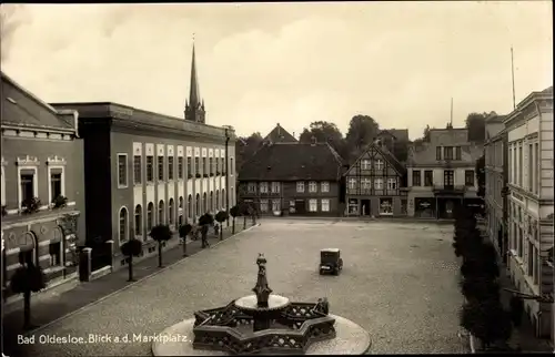 Ak Bad Oldesloe im Kreis Stormarn, Blick auf den Marktplatz, Brunnen
