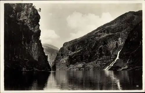 Ak Norwegen, Partie im Geirangerfjord, Felsen, Wasserfall