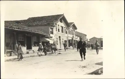 Foto Ak Skopje Üsküb Mazedonien, Straßenpartie im Ort