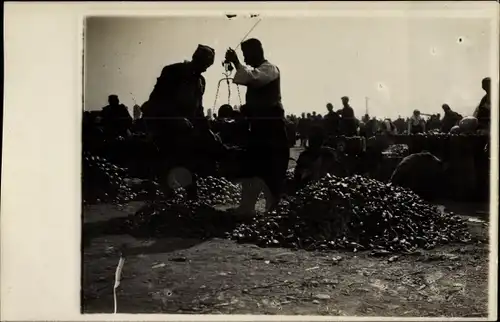 Foto Ak Mazedonien, Marktszene, Händler mit Waage