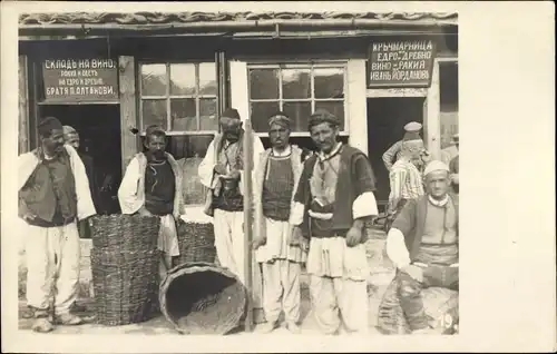 Foto Ak Mazedonien, Männer in Tracht vor Laden