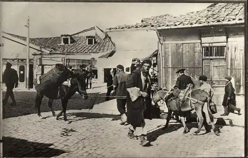 Foto Ak Skopje Üsküb Mazedonien, Straßenpartie, Esel, Passanten