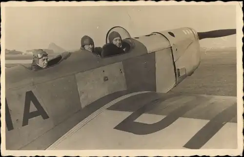 Foto Ak Piloten in einem Flugzeug