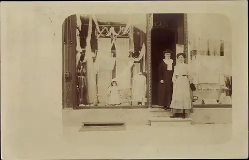 Foto Ak Davos Platz Kanton Graubünden, Textilgeschäft, Schaufenster, Damen am Eingang