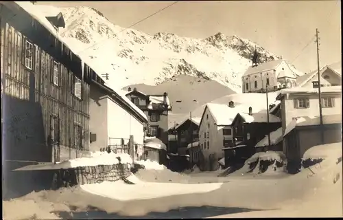 Foto Ak Andermatt Kanton Uri, Winteransicht, Straßenpartie, Kirche