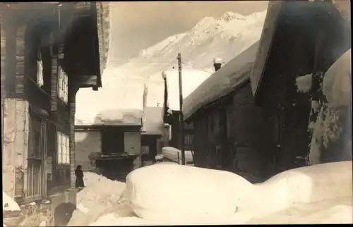 Foto Ak Andermatt Kanton Uri, Winteransicht, Straßenpartie