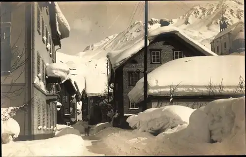 Foto Ak Andermatt Kanton Uri, Winteransicht, Straßenpartie