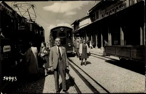 Foto Ak Grindelwald Kanton Bern, Bahnhof Gleisseite, Eisenbahn, Passagiere, Mann