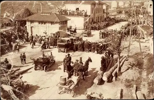 Foto Ak Villeret Kanton Bern, Straßenpartie, Fuhrwerk, Menschenmenge