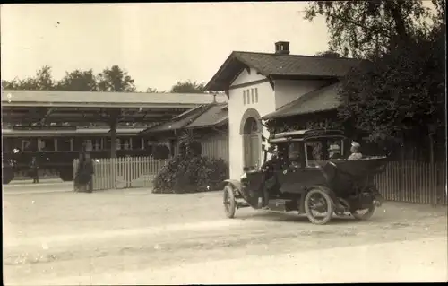 Foto Ak Bern Stadt Schweiz, Bahnhof Straßenseite, Automobil