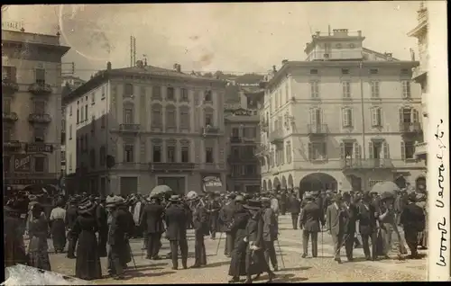 Foto Ak Lugano Kanton Tessin Schweiz, Platz in der Stadt, Passanten