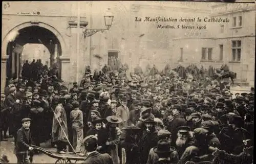 Ak Moulins Allier, La Manifestation devant la Cathedrale 1906