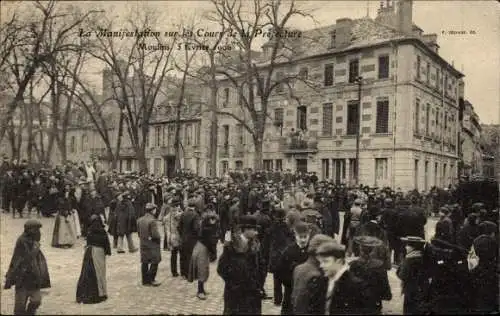 Ak Moulins Allier, Manifestation sur les Cours de la Prefecture, Kundgebung 1906
