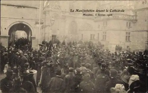 Ak Moulins Allier, La Manifestation devant la Cathedrale, 1906