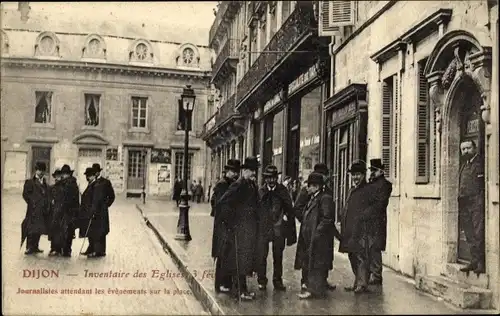 Ak Dijon Côte d'Or, Inventaire des Eglises 1906, Journalistes attendant les evenements