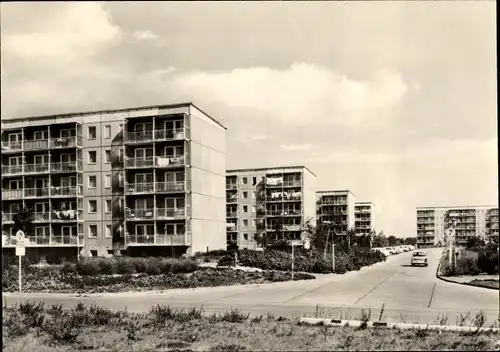 Ak Stralsund in Vorpommern, Knieper-West, Willi-Bredel-Strasse, Auto