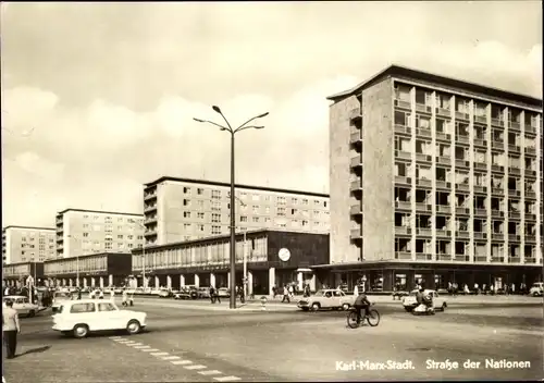 Ak Karl Marx Stadt Chemnitz Sachsen, Straße der Nationen, Plattenbauten, Geschäfte, Autos, Passanten
