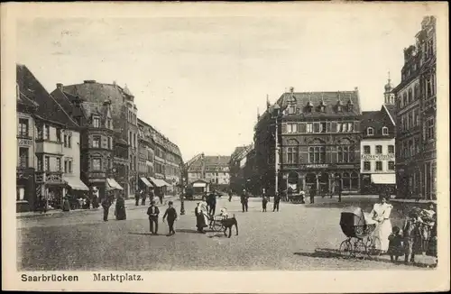 Ak St. Johann Saarbrücken im Saarland, Marktplatz, Geschäftshäuser, Gasthaus zum Löwen, Passanten