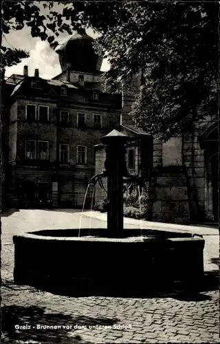 Ak Greiz im Vogtland, Brunnen vor dem unteren Schloss