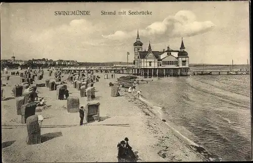 Ak Świnoujście Swinemünde Pommern, Strand mit Seebrücke