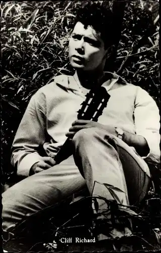 Ak Der Sänger Cliff Richard mit Gitarre