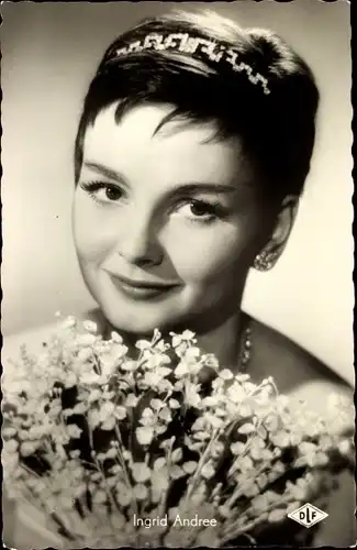 Ak Schauspielerin Ingrid Andree, Ihr Leibregiment, Blumen, Portrait