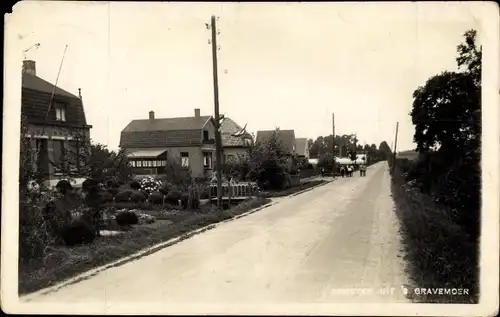 Foto Ak 's-Gravenmoer Nordbrabant, Straßenpartie im Ort