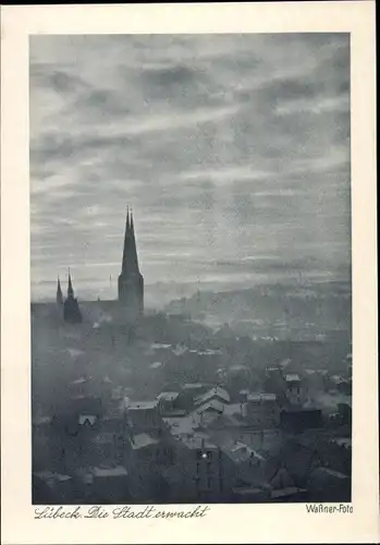Ak Lübeck in Schleswig Holstein, Die Stadt erwacht, Stadtansicht