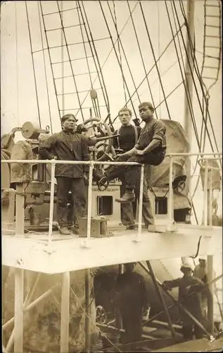 Foto Ak Seattle Washington USA, Seeleute auf einem Segelschiff, Steuerrad