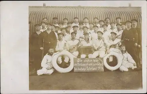 Foto Ak Deutsche Seeleute in Uniform, Schutz fürs deutsche Vaterland, Kaiserliche Marine