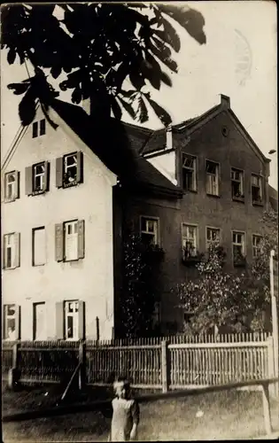 Foto Ak Augsburg in Schwaben, Wohnhaus, Kind