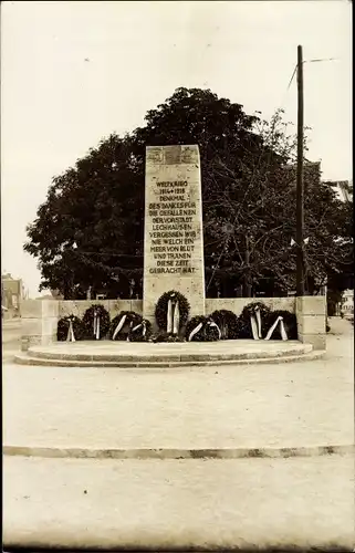 Foto Ak Augsburg in Schwaben, Ehrenmal, Kränze