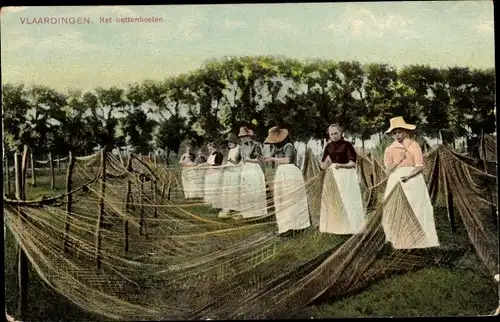 Ak Vlaardingen Südholland, Het nettenboeten, Frauen beim Flicken der Fangnetze
