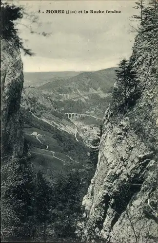 Ak Morez de Jura, et la Roche fendue