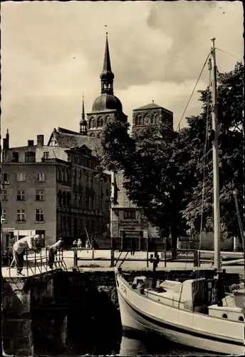 Ak Stralsund in Vorpommern, Fährbrücke, Kirche, Segelboot