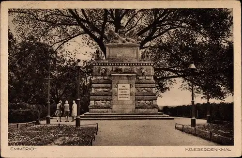 Ak Emmerich am Rhein, Kriegerdenkmal, Passanten