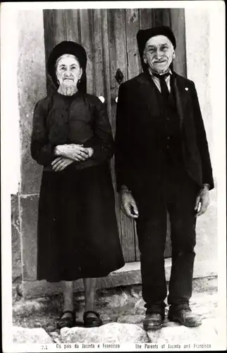 Ak The Parents of Jacinta and Francisco, Portugiesische Tracht