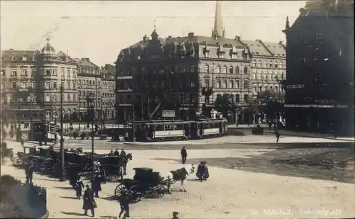 Foto Ak Mainz am Rhein, Bahnhofsplatz, Kutschen, Straßenbahnen