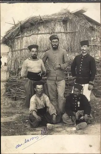 Foto Ak Marokko, Französische Soldaten in Uniformen, Zuaven