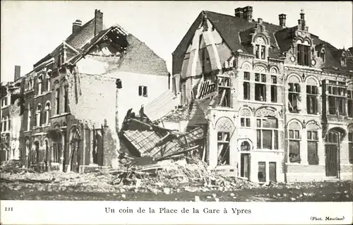 Ak Ypres Ypern Flandern, un coin de la Place de la Gare apres le bombardement