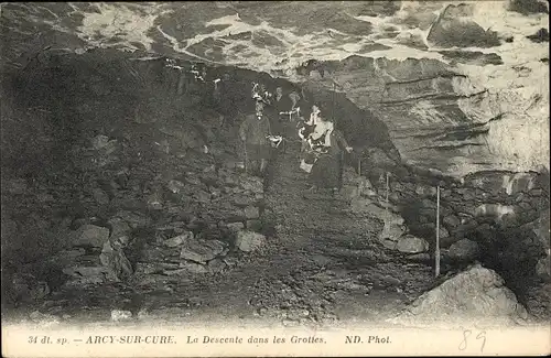 Ak Arcy sur Cure Yonne, La Descente dans les Grottes
