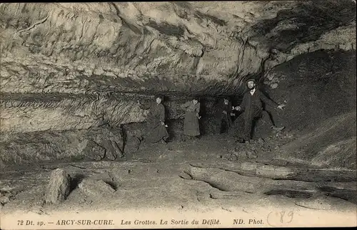 Ak Arcy sur Cure Yonne, Les Grottes, La Sortie du Defile