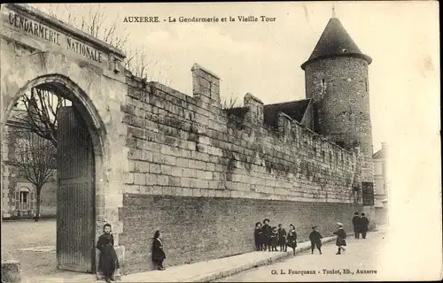 Ak Auxerre Yonne, La Gendarmerie et la Vieille Tour
